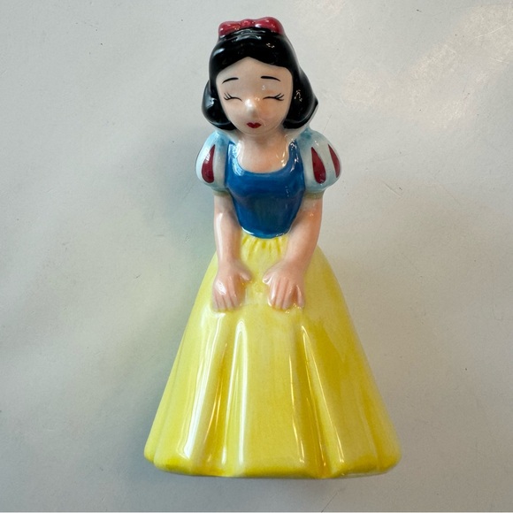 Disney Snow White Dopey First Kiss Seven Dwarfs Salt And Pepper Shakers Ceramic - Picture 3 of 10